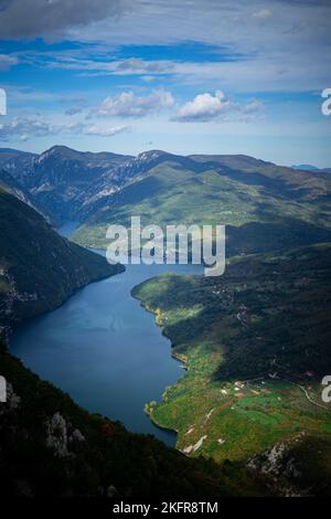 Uno scatto verticale del fiume Drina nel Parco Nazionale di Tara, distretto di Zlatibor, Serbia Foto Stock