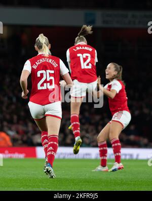 Londra, Regno Unito. 19th Nov 2022. Londra, Inghilterra, 19th 2022 novembre: I compagni di squadra dell'Arsenal festeggiano con Frida Maanum (12 Arsenal) Goal durante la partita della Super League femminile tra l'Arsenal e il Manchester United all'Emirates Stadium, Inghilterra. (Daniela Torres/SPP) Credit: SPP Sport Press Photo. /Alamy Live News Foto Stock