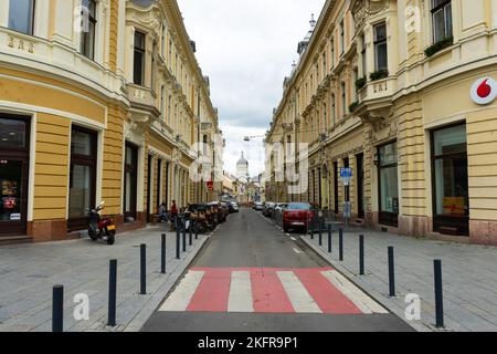 Cluj-Napoca, Romania - 17 settembre 2022: I palazzi dello Stato Cattolico Romano, in Piazza dell'Unione, nel centro di Cluj-Napoca. Foto Stock