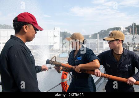 YOKOSUKA, Giappone (3 ottobre 2022) – i marinai USS Blue Ridge (LCC 19) utilizzano una manichetta antincendio durante la formazione di valutazione MOB-D (Mobility Damage Control Warfare) a bordo della nave ammiraglia della flotta statunitense 7th, 3 ottobre 2022. Le valutazioni MOB-D sono una serie di esercitazioni volte a valutare la capacità di una nave di rispondere alle emergenze e mantenere la nave a galla in situazioni di emergenza. Blue Ridge è la più antica nave operativa della Marina militare e, come la 7th Fleet Command ship, lavora attivamente per promuovere le relazioni con alleati e partner nella regione di Indo-Pacifico. Foto Stock