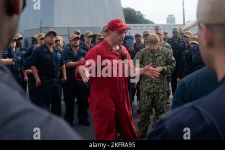 YOKOSUKA, Giappone (3 ottobre 2022) – Damage Controlman 1st Class Brandon Carrick, da Cathedral City, Calif., debriefing USS Blue Ridge (LCC 19) marinai durante la formazione di valutazione della guerra di controllo danni alla mobilità (MOB-D) a bordo della nave ammiraglia della flotta statunitense 7th, 3 ottobre 2022. Le valutazioni MOB-D sono una serie di esercitazioni volte a valutare la capacità di una nave di rispondere alle emergenze e mantenere la nave a galla in situazioni di emergenza. Blue Ridge è la più antica nave operativa della Marina e, come 7th Fleet Command ship, lavora attivamente per promuovere le relazioni con alleati e partner nell'Indo-Pacifico Foto Stock