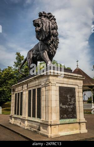 Monumento commemorativo alla guerra della statua del Leone di Maiwand, Forbury Gardens, Reading, Berkshire, Inghilterra Foto Stock