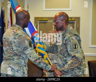 Il Lt. Gen. Milford H. Beagle Jr. (A sinistra) assume il comando del United Arms Center e di Fort Leavenworth. Beagle fu promossa dal rango di maggiore generale prima della cerimonia del cambio di comando. Il generale Gary Brito (a destra), comandante del comando della Dottrina e della formazione dell'esercito degli Stati Uniti (TRADOC), ha presieduto la cerimonia. Foto Stock