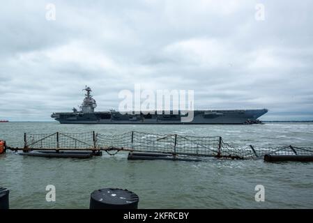 NORFOLK, Virginia (ott 4, 2022) la prima portaerei della classe Ford USS Gerald R. Ford (CVN 78) parte dalla Naval Station Norfolk per il suo primo impiego, il 4 ottobre 2022. Il gruppo GRFCSG (Gerald R. Ford Carrier Strike Group) è schierato nell'Oceano Atlantico, conducendo formazione e operazioni insieme agli alleati e ai partner della NATO per migliorare l'integrazione per le operazioni future e dimostrare l'impegno della Marina statunitense verso una regione atlantica pacifica, stabile e priva di conflitti. Foto Stock