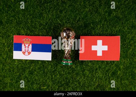 20 novembre 2022, Doha, Qatar. Bandiere di Serbia e Svizzera e il trofeo della Coppa del mondo FIFA sul prato verde dello stadio. Foto Stock
