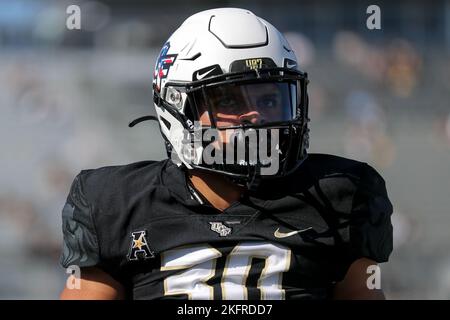 19 novembre 2022: Il linebacker di UCF Knights KAM MOORE (30) si scalda durante la partita di football dell'University of Central Florida Knights e del Navy Midshipmen NCAA al FBC Mortgage Stadium di Orlando, Florida, il 19 novembre 2022. (Credit Image: © Cory Knowlton/ZUMA Press Wire) Foto Stock