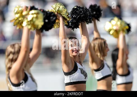 19 novembre 2022: UCF Knights cheerleaders si esibiscono durante la partita di football dei University of Central Florida Knights e della NCAA dei Navy Midshipmen al FBC Mortgage Stadium di Orlando, Florida, il 19 novembre 2022. (Credit Image: © Cory Knowlton/ZUMA Press Wire) Foto Stock