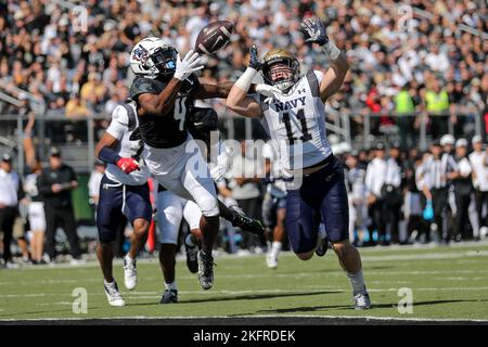 19 novembre 2022: RYAN o'KEEFE (4), ricevitore di UCF Knights Wide, perde un attacco con EAVAN GIBBONS, sostenitore di Navy Midshipmen (11), durante la partita di football dell'University of Central Florida Knights e del Navy Midshipmen NCAA al FBC Mortgage Stadium di Orlando, Florida, il 19 novembre 2022. (Credit Image: © Cory Knowlton/ZUMA Press Wire) Foto Stock