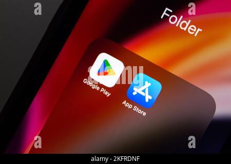 Vancouver, CANADA - Nov 19 2022 : icone di Google Play Store e App Store sullo schermo di uno smartphone. Foto Stock