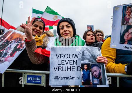 L'Aia, Paesi Bassi. 19th Nov 2022. Una donna ha un cartello che dice in olandese, Donne, vita, libertà durante la manifestazione. Il popolo iraniano si è riunito a Malieveld, all'Aia, per commemorare le proteste del 2019 novembre di Bloody sul prezzo del carburante, proteste che sono state in ultima analisi abbattute dalla forza del governo e dove oltre 1.500 manifestanti sono stati uccisi dalle forze di sicurezza. Durante questa protesta, il rapper e l'influencer iracheno Hichkas si sono esibiti in solidarietà con la rivolta contro il regime della Repubblica islamica. (Foto di Ana Fernandez/SOPA Images/Sipa USA) Credit: Sipa USA/Alamy Live News Foto Stock