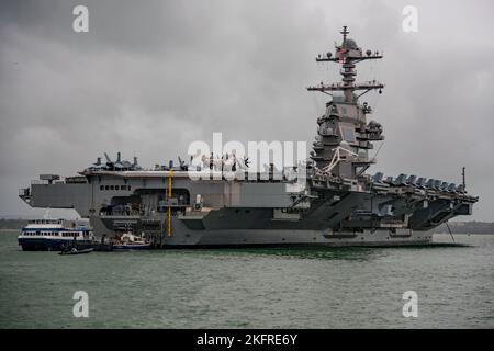 La portaerei US Navy USS Gerald R Ford (CVN 78) ad Anchor nel Solent, Regno Unito, il 16th novembre 2022. Foto Stock