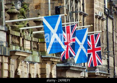 Bandiere scozzesi e britanniche affiancate sul Royal Mile Edinburgh, Scotland, UK Foto Stock