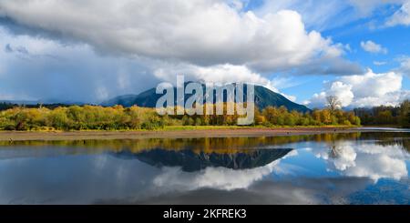 Il Monte si si riflette nel lago Borst in tarda autunno con cielo parzialmente nuvoloso sulla cima della vetta Foto Stock