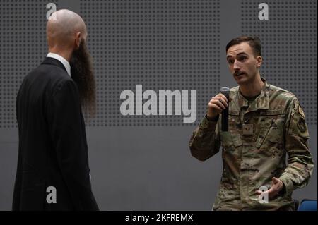 U.S. Air Force Senior Airman Ottobre Christen-Malone, 407th Expeditionary Operations Support Squadron airfield management, a destra, fa una domanda a James Holtsnider, Ambasciata degli Stati Uniti Kuwait Charge d'Affaires, durante una chiamata per 386th Air Expeditionary Wing Airmen presso Ali al Salem Air base, Kuwait, 27 settembre 2022. Holtsnider ha risposto alle domande di Airmen dopo il suo breve su argomenti come le sue esperienze lavorando nella regione e lavorando come Ambasciata americana Kuwait Charge d’Affaires. Foto Stock