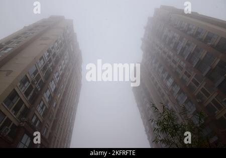 HANDAN, CINA - 20 NOVEMBRE 2022 - edifici protetti da nebbia sono visti nella città di Handan, provincia di Hebei, Cina, 20 novembre 2022. Foto Stock