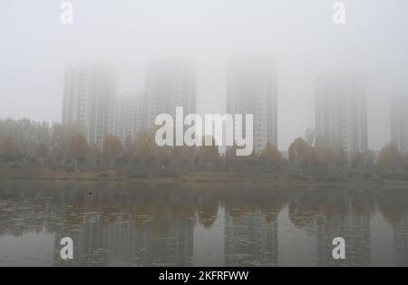 HANDAN, CINA - 20 NOVEMBRE 2022 - edifici protetti da nebbia sono visti nella città di Handan, provincia di Hebei, Cina, 20 novembre 2022. Foto Stock