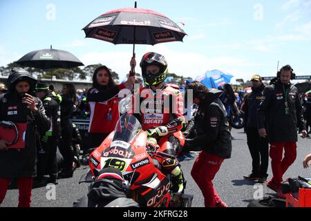 Victoria, Australia. 20th Nov 2022. Alvaro Bautista (ESP) corre per Aruba.it Racing-chiude gli occhi e si rilassa in griglia davanti alla Tissot Super Pole Race durante il 2022° round australiano del Grand Ridge Round del Campionato Mondiale Motul FIM Superbike 2022 a Phillip Island, Australia il 20 2022 novembre - Image Credit: brett keating/Alamy Live News Foto Stock