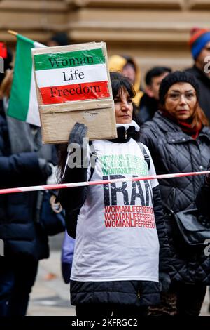 Francoforte sul meno, Germania. 19th Nov 2022. Un manifestante tiene un cartello che dice "Donna, vita, libertà" durante la manifestazione. Il popolo iraniano protesta contro il regime iraniano della Repubblica islamica a Francoforte nel terzo anniversario del “novembre sanguinoso” e a sostegno della Rivoluzione iraniana. Credit: SOPA Images Limited/Alamy Live News Foto Stock