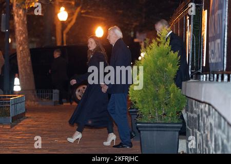 Il presidente degli Stati Uniti Joe Biden e la figlia Ashley Biden partono dalla messa nella chiesa cattolica della Santa Trinità a Washington, DC, sabato 19 novembre 2022. Credito: Chris Kleponis/Pool tramite CNP Foto Stock