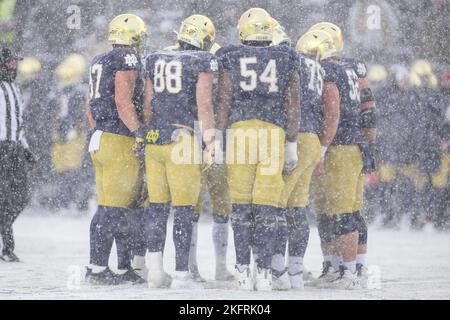 South Bend, Indiana, Stati Uniti. 19th Nov 2022. Notre Dame offesa buddles in tempesta di neve durante l'azione di gioco di calcio NCAA tra il Boston College Eagles e il Notre Dame Fighting Irish al Notre Dame Stadium a South Bend, Indiana. Notre Dame sconfisse il Boston College 44-0. John Mersits/CSM/Alamy Live News Foto Stock
