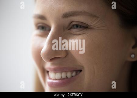Parte della faccia femmina tagliata e ravvicinata Foto Stock