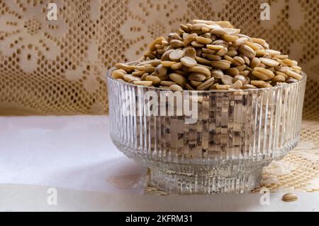 Piselli spaccati crudi Foto Stock