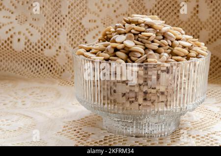 Piselli spaccati crudi Foto Stock