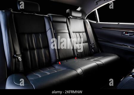 Auto moderna interni. Una parte della pelle sedile di vettura con i  dettagli di cucitura. Interno con il cruscotto. Arancione in pelle  traforata. Dettagli auto. Auto interno Foto stock - Alamy