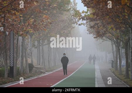 HANDAN, CINA - 20 NOVEMBRE 2022 - i cittadini viaggiano nella nebbia a Handan, provincia di Hebei, Cina, 20 novembre 2022. Foto Stock