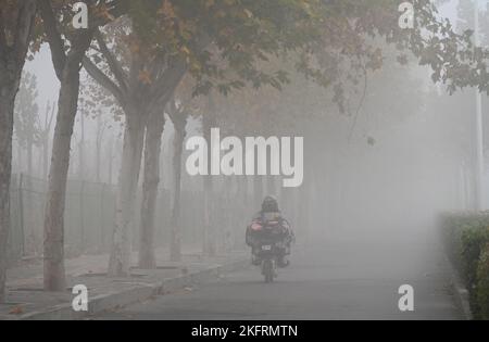 HANDAN, CINA - 20 NOVEMBRE 2022 - i cittadini viaggiano nella nebbia a Handan, provincia di Hebei, Cina, 20 novembre 2022. Foto Stock