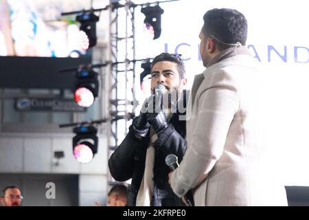 New York, Estados Unidos. 19th Nov 2022. Duo di cantanti brasiliani Henrique e Juliano durante la registrazione del DVD a Times Square a New York questo Sabato, 19. (Foto: Vanessa Carvalho/Brazil Photo Press) Credit: Brazil Photo Press/Alamy Live News Foto Stock