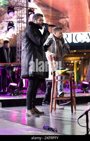 New York, Estados Unidos. 19th Nov 2022. Duo di cantanti brasiliani Henrique e Juliano durante la registrazione del DVD a Times Square a New York questo Sabato, 19. (Foto: Vanessa Carvalho/Brazil Photo Press) Credit: Brazil Photo Press/Alamy Live News Foto Stock