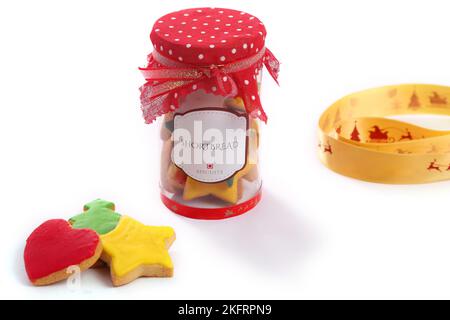 Pane allo zenzero fatto per la festa di Natale con attraente confezione ripresa su sfondo bianco in studio Foto Stock