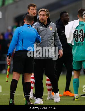 19 novembre 2022: Michael Wimmer, manager di VFB Stuttgart, si scrolla le mani con i funzionari a seguito di un club tedesco Bundesliga amichevole tra il FC Koln e il VfB Stuttgart il 19 novembre 2022 ad Austin, Texas. Stoccarda ha vinto 4-2. (Credit Image: © Scott Coleman/ZUMA Press Wire) Foto Stock