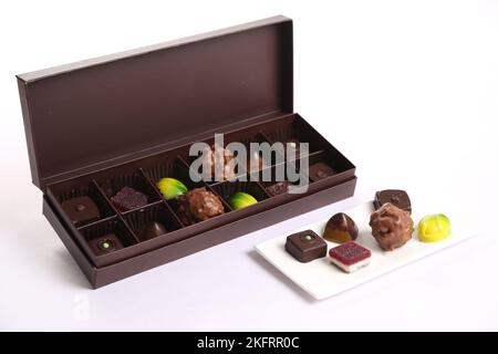 Deliziosi cioccolatini realizzati per le feste natalizie, girati su sfondo bianco in studio Foto Stock