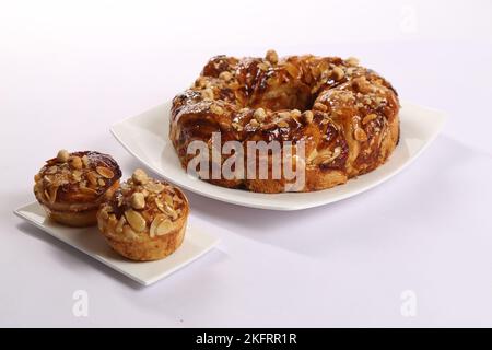 Torta speciale di Natale fatta in casa con noci secche per la celebrazione girato su sfondo bianco in Studio Foto Stock