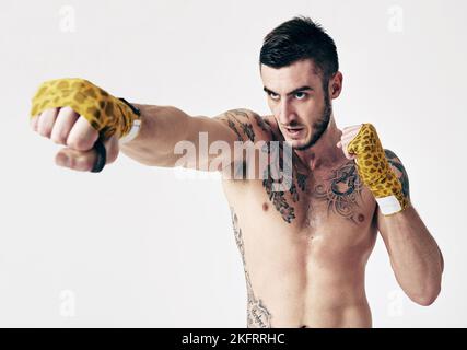 Lavora fino a quando i tuoi idoli diventano i tuoi rivali. Studio di un giovane artista marziale che pratica. Foto Stock