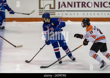 19 novembre 2022: Il difensore del team USA Drew Fortescue (24) pattina nel primo periodo contro le Tigri RIT. Il Rochester Institute of Technology Tigers ha ospitato la squadra statunitense Under-18 in una partita espositiva della NCAA Division 1 al gene Polisseni Center di Rochester, New York. (Jonathan Tenca/CSM) Foto Stock