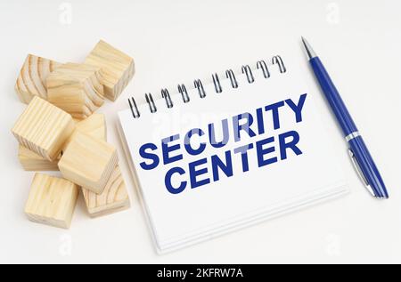 Concetto di Internet e sicurezza. Sul tavolo sono presenti cubi, una penna e un notebook con la scritta - Security Center Foto Stock