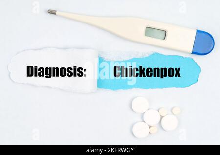 Diagnosi medica. Al centro del foglio bianco si forma un vuoto, all'interno del quale è presente un'iscrizione - Chickenpox su sfondo blu. Sul Foto Stock