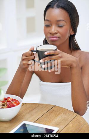 L'amore è nell'aria e puzza di caffè. Una giovane donna attraente che si rilassa a casa. Foto Stock