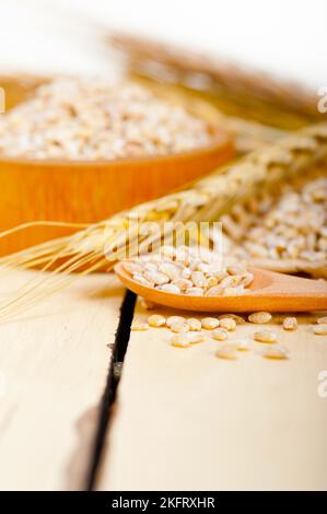 Grano organico grani su rustico tavola di legno macro closeup Foto Stock