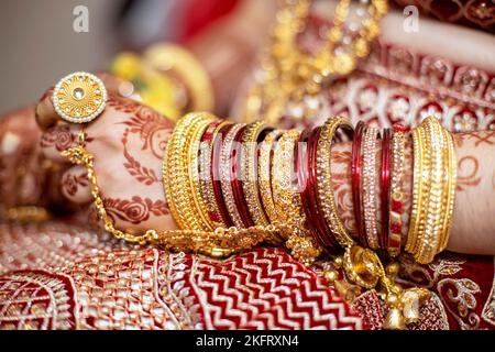 Tradizionale gioielleria nuziale e decorazione henné sulle mani della sposa indù il giorno del suo matrimonio, Mauritius, Africa Foto Stock