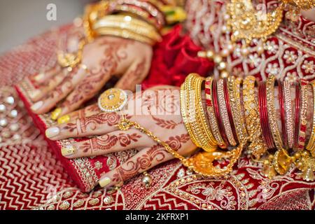 Tradizionale gioielleria nuziale e decorazione henné sulle mani della sposa indù il giorno del suo matrimonio, Mauritius, Africa Foto Stock