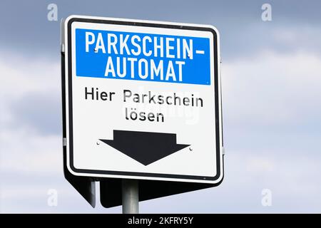 Cartello per il parcheggio, Acquista il biglietto qui, Schleswig-Holstein, Germania, Europa Foto Stock
