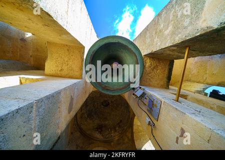 Campana medievale nella torre della cattedrale del villaggio andaluso di Arcos de la Frontera. Foto Stock