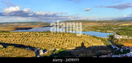 Vista panoramica e panoramica del paesaggio che è contemplato dalla cima della collina della città di Arcos de la Frontera, Andalusia. Foto Stock