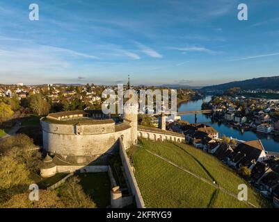 Veduta aerea della città di Sciaffusa con la fortezza cittadina di Munot, il Reno sulla destra, il Cantone di Sciaffusa, la Svizzera, l'Europa Foto Stock