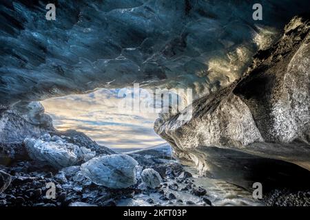 Caverna di ghiaccio nel ghiacciaio Vatnajökull, caverna di ghiacciaio, Parco Nazionale Vatnajökull, Islanda meridionale, Islanda, Europa Foto Stock