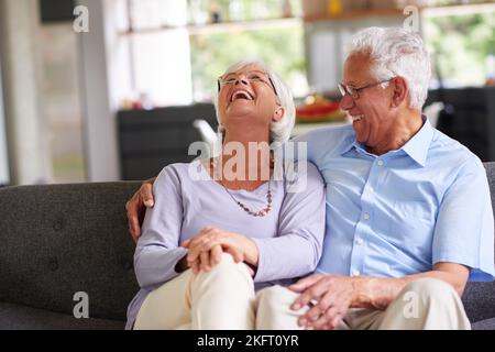 Ancora fa ridere come nessun altro può. Una coppia anziana che gode l'un l'altra azienda nel paese. Foto Stock